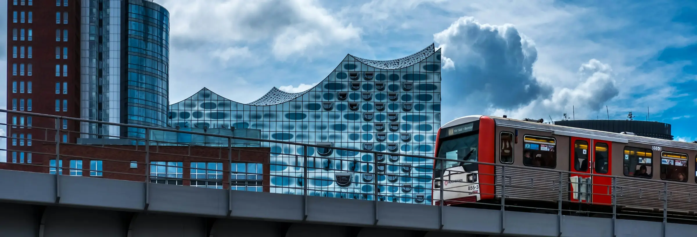 Hamburg Train front of Office of StartinDE